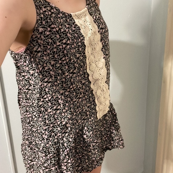 Black floral sleeveless blouse - Picture 2 of 4